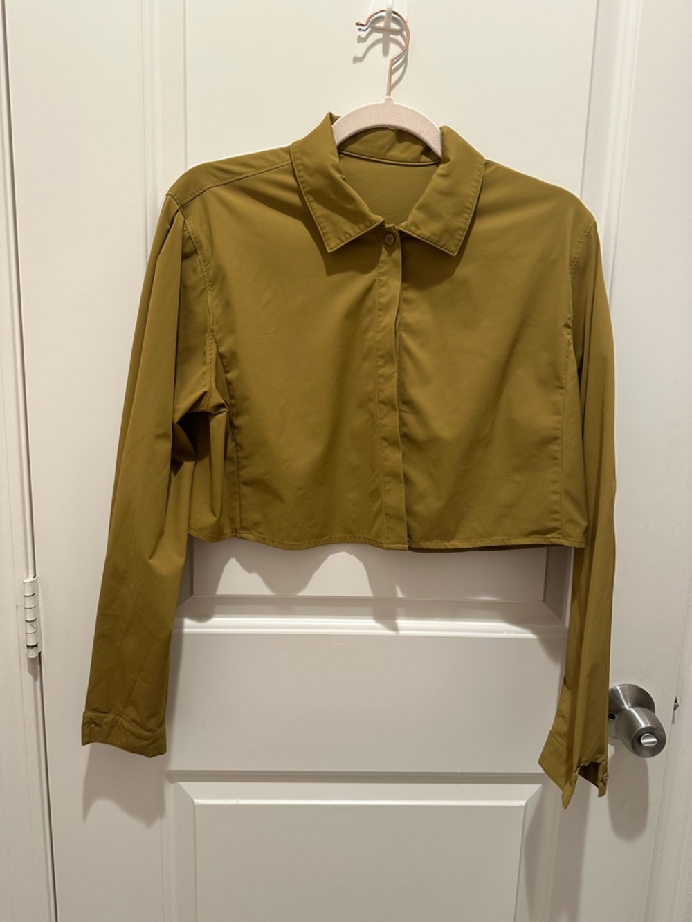 Alo Yoga Cropped Take Me Out Button-Up Top – Golden Olive Branch Size XS - Picture 4 of 4